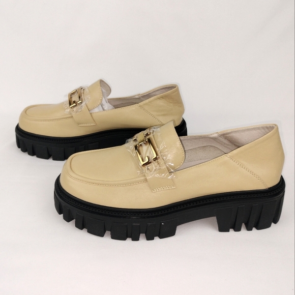 🆕 Lattelier Chunky Sole Faux Leather Loafers w/ Gold Toned Chain detail (Beige) - Picture 4 of 11